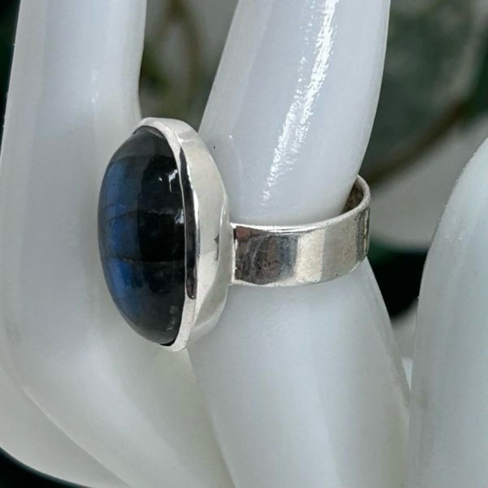 Sterling Silver Labradorite
Ring Womens Size 5 3/4
Blue Oval Gemstone Bezel Set - Picture 6 of 8